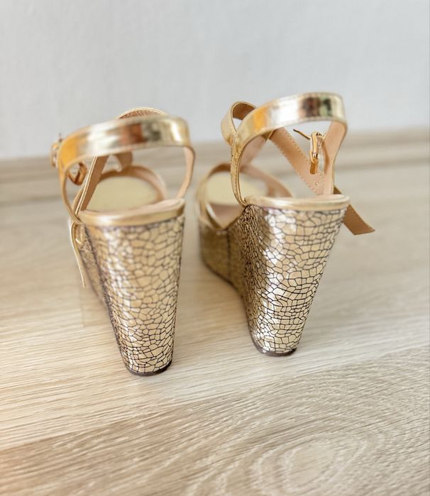 Сандали на платформа