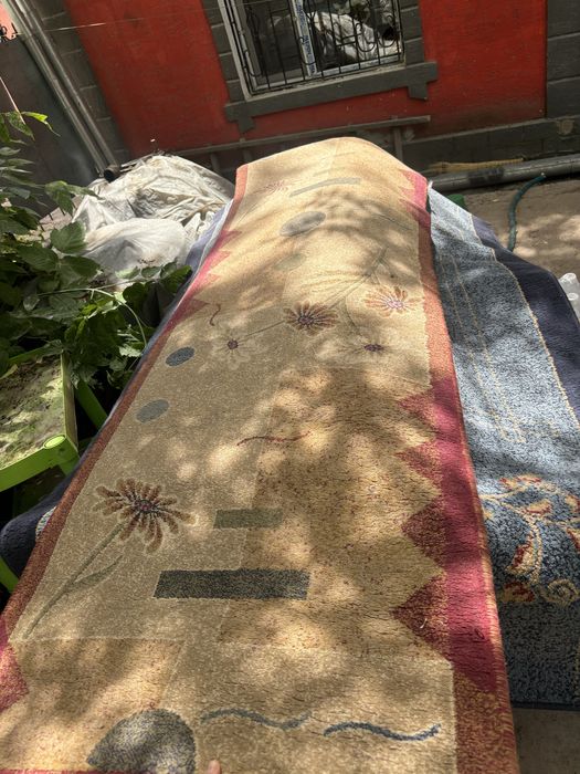 старые ковры, но в хорошем состояний