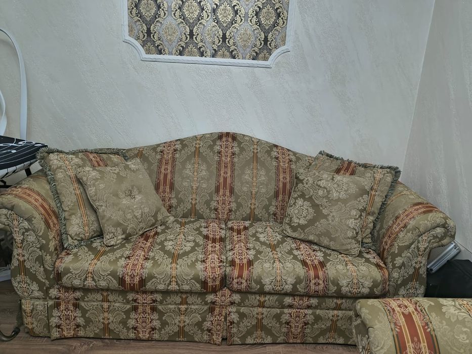 Vând două canapele fixe