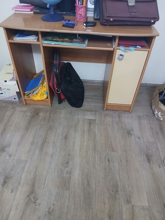 Бесплатно компьютерный стол,люстру рабочую 6 рожковую,тумб