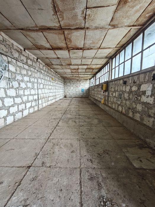 3 euro mp. Hala 900 mp utili si 3000 mp de teren. B-dul Chimiei 14.