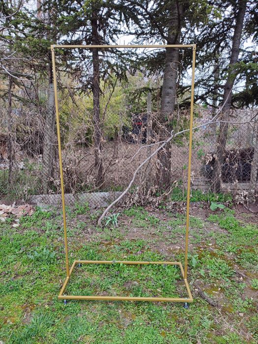 Метални арки и маса под наем