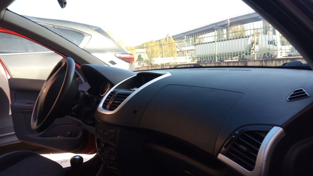 Продавам Пежо 206 Плюс 1,1 двигател хечбег2010 година бензин