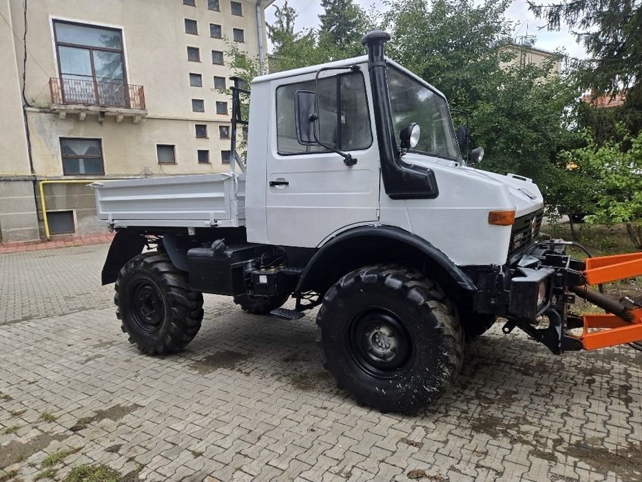 Mercedes-Benz unimog  cu lama de zapada