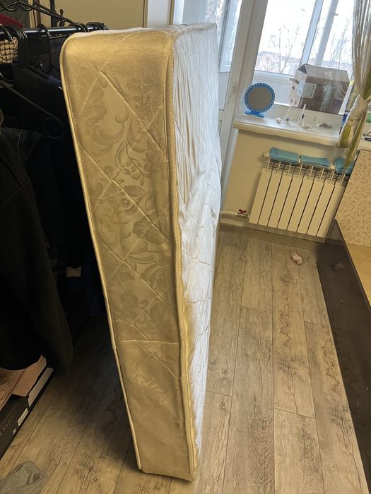 Кровать с матрасом