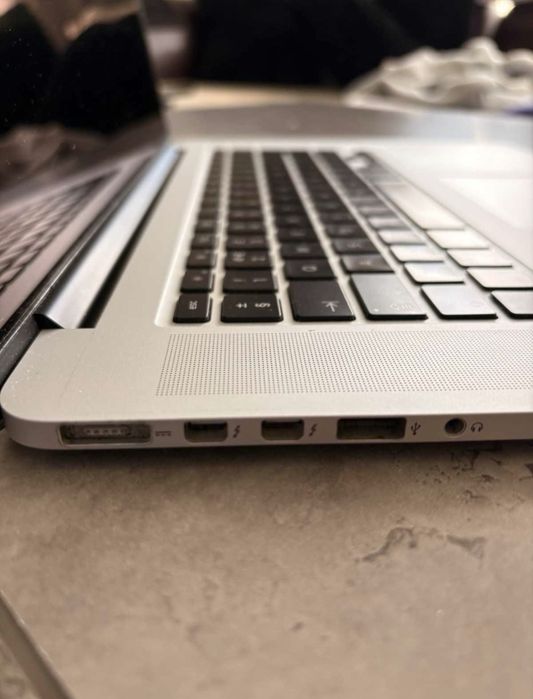 MacBook Pro Retina 15" / i7 / 8GB / 250GB SSD / с кутия и зарядно