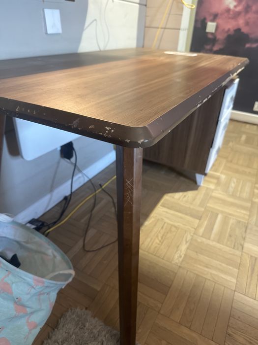 Письменый деревяный стол