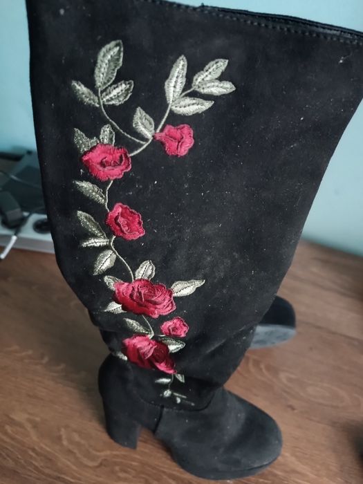 Vand încălțăminte femei și bărbați  în stare buna  cuzme catwalk mărime 38  preț  300 Ron sandale noi  cu stras  preț 100 Ron  mărime 36