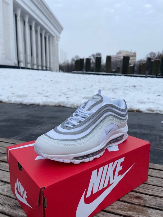 Стильные кроссовки. Новые, в наличии.