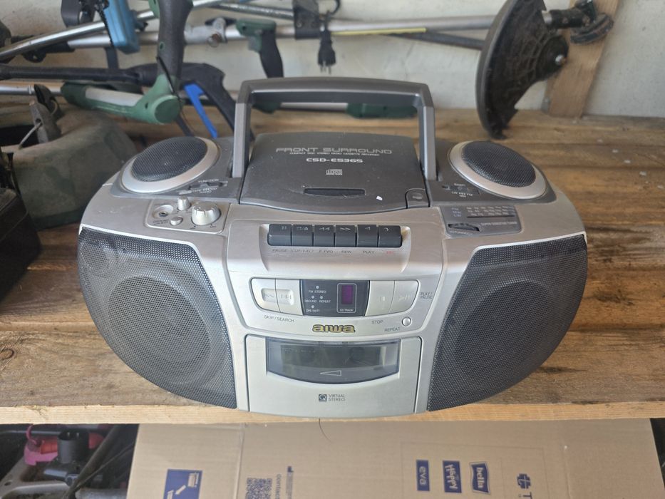 Vand 2 radiocasetofoane Grundig si Aiwa