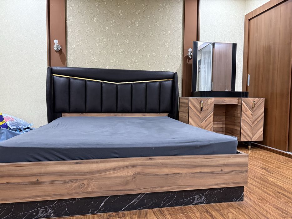 Продам Кровать и трюмо срочно