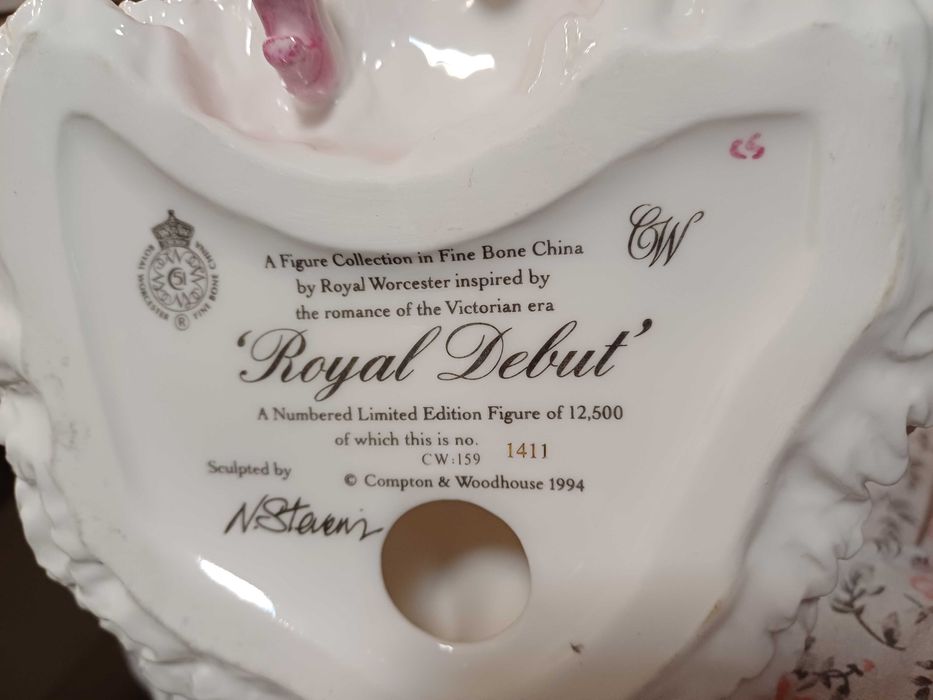 Royal Worcester limited edition - Royal Debut фигурка