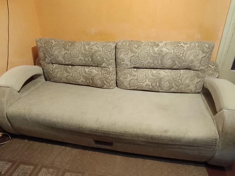 Продам диван ,требуется перетяжка.