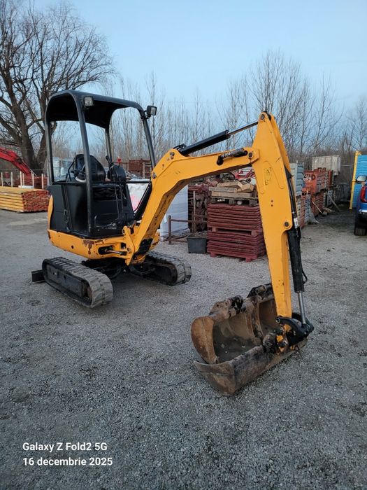 Miniescavator jcb model 8018 3 cupe și rampi