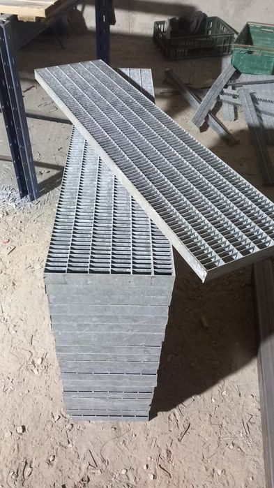 Scări metalice zincate și trepte