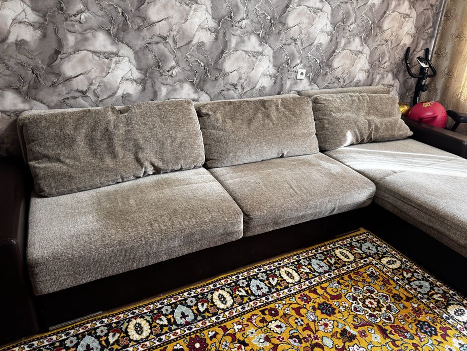 Приодам большой диван.