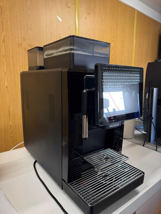 Espressor cafea Franke A300 profesional - anul fabricatiei 2022 – 2 râșnițe + 2 solubile – doar 5.308 utilizări