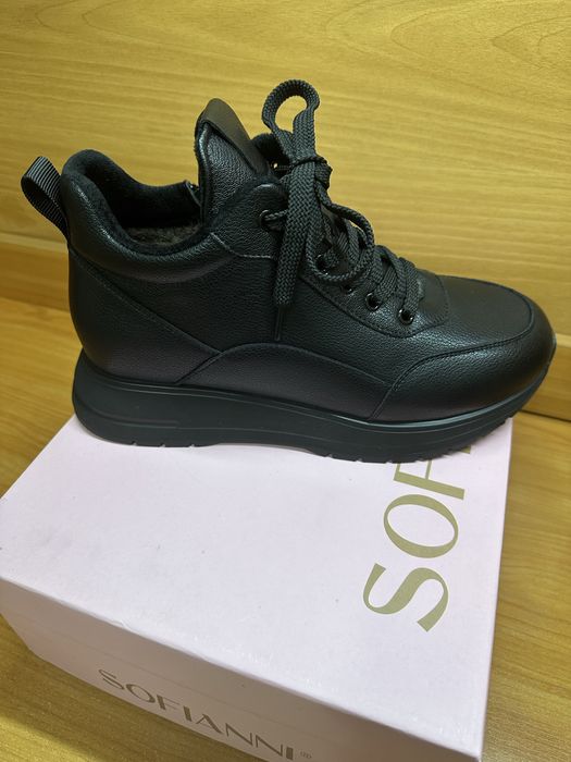 Продаются новые женские  кроссовки с утеплением