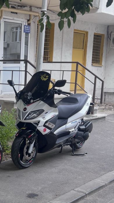 Scuter Aprilia SR max 125cm se conduce cu B