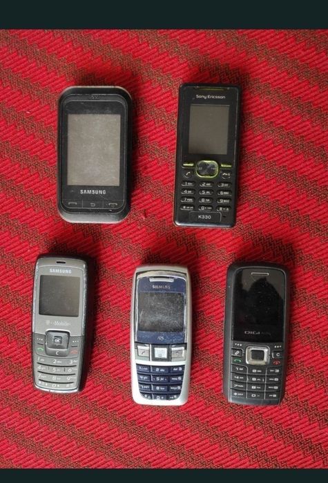 Telefoane pentru piese de schimb, unele sunt funcționale și chiar au baterii încorporate.