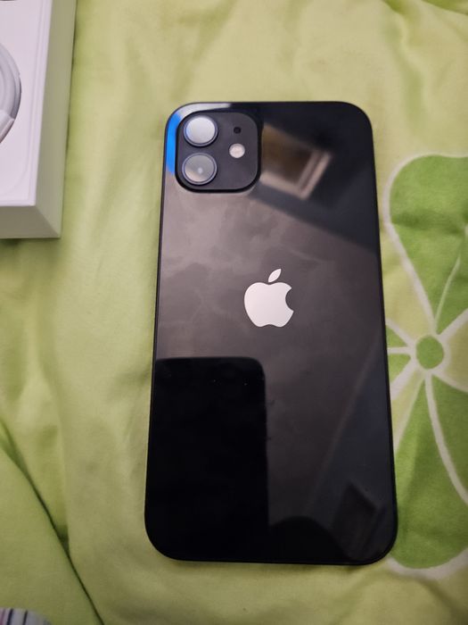 Vind iphone 12  culoare neagra.