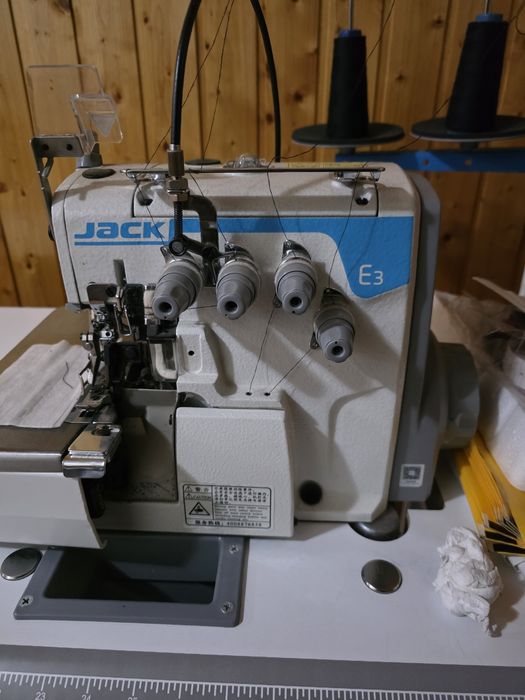Оверлок Jack e3 продам.