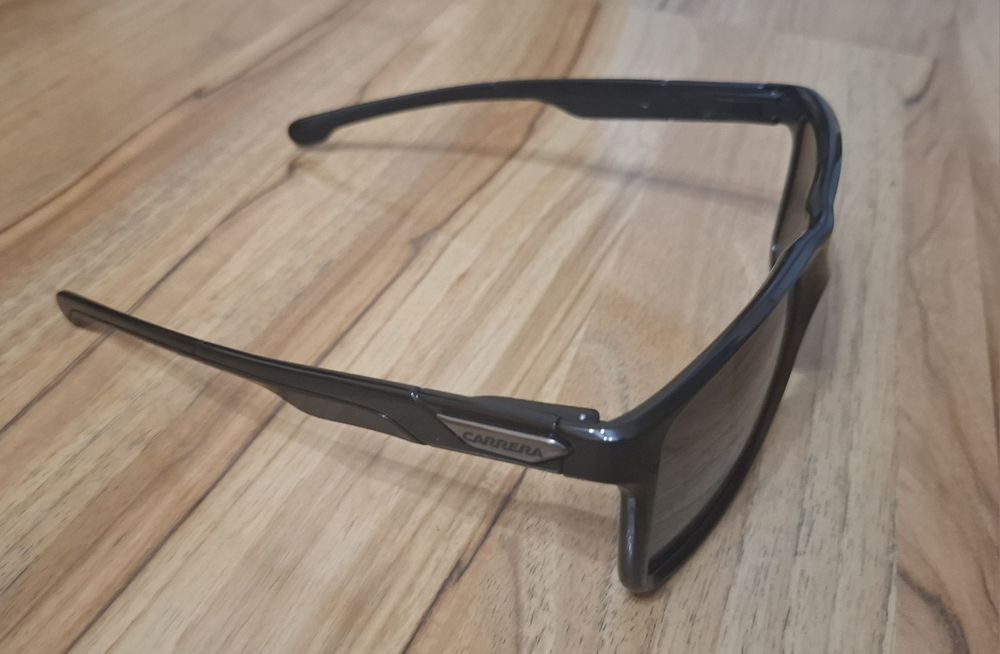 Продавам мъжки оригинални слънчеви очила Carrera