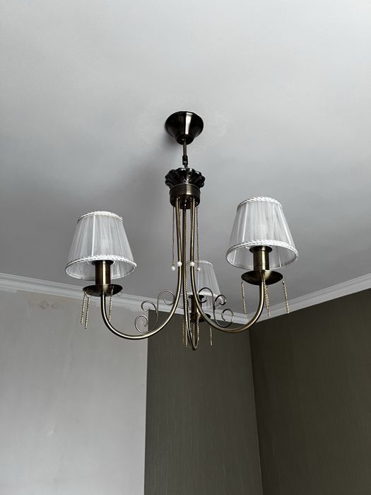 Продам люстру на 3 лампочки