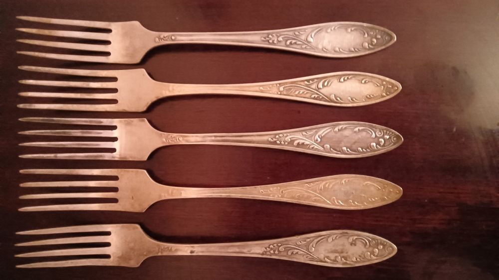 Посуда. Набор мельхиоровых столовых вилок.