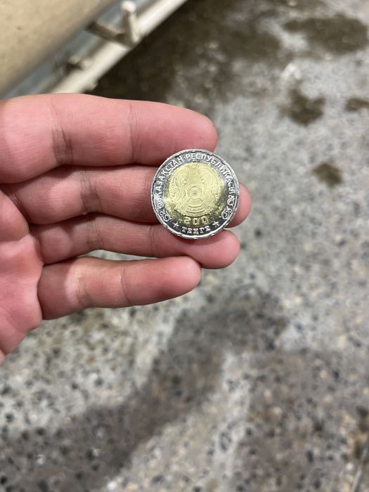 монета 200тг с надписью 80лет