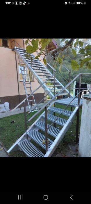 Scări metalice zincate și trepte