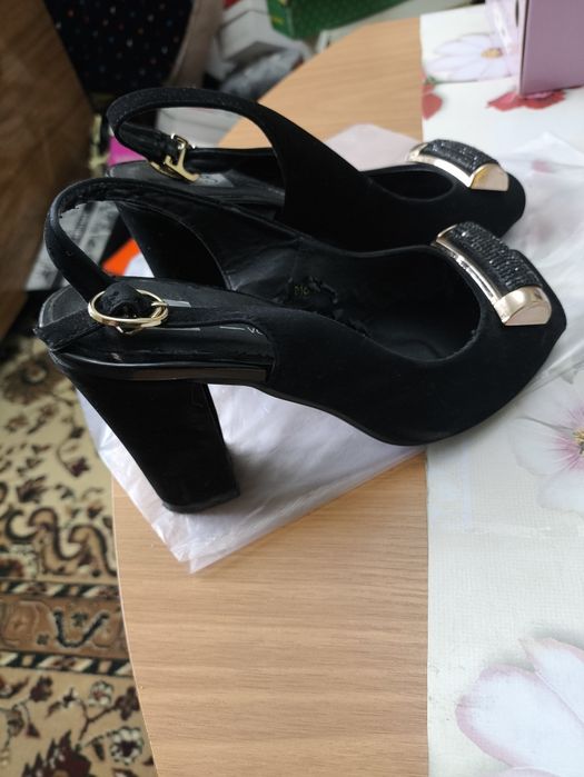 Продам босоножки