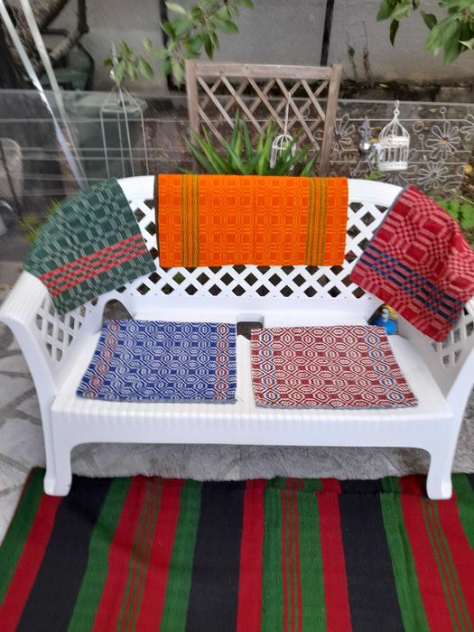 Ръчно тъкан килим битов като черга под канапето