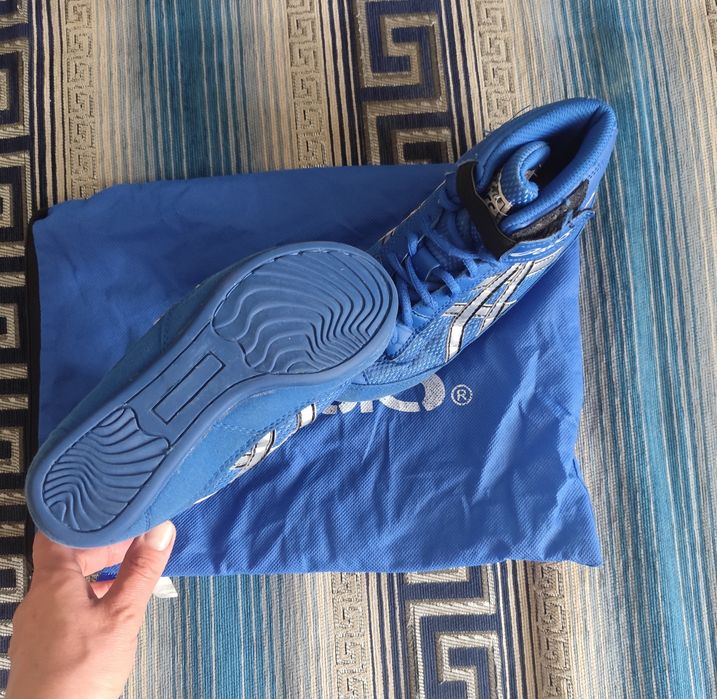 Борцовки бренда ASICS 36 размера

На фото