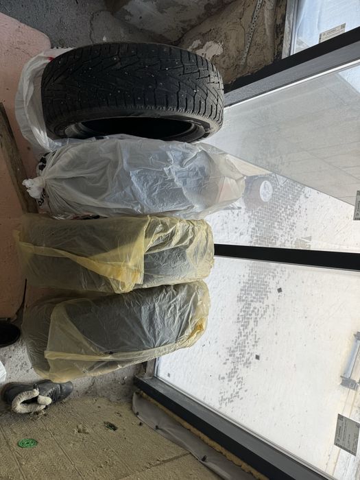 Продается шипованный комплект 225/60/17