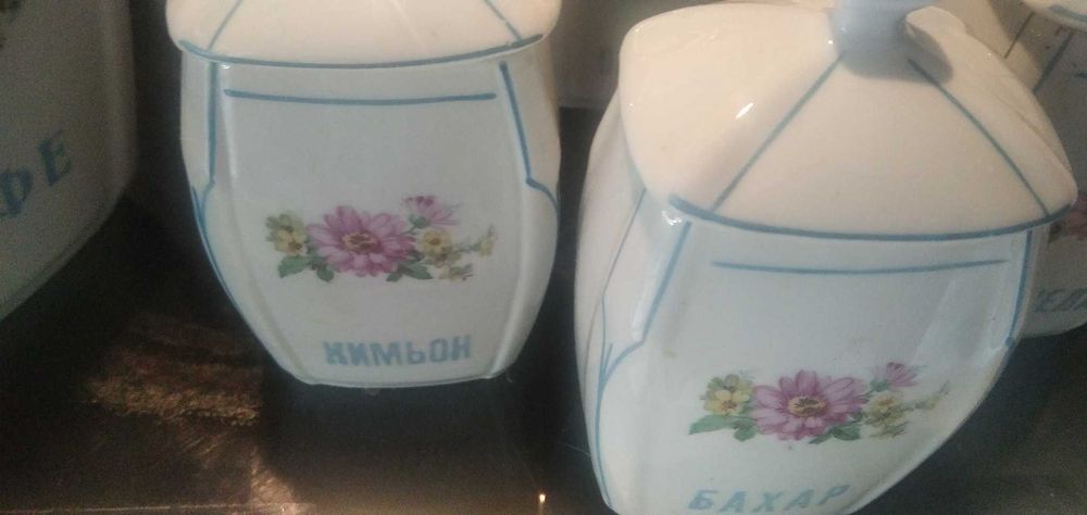 Порцеланови буркани за подправки