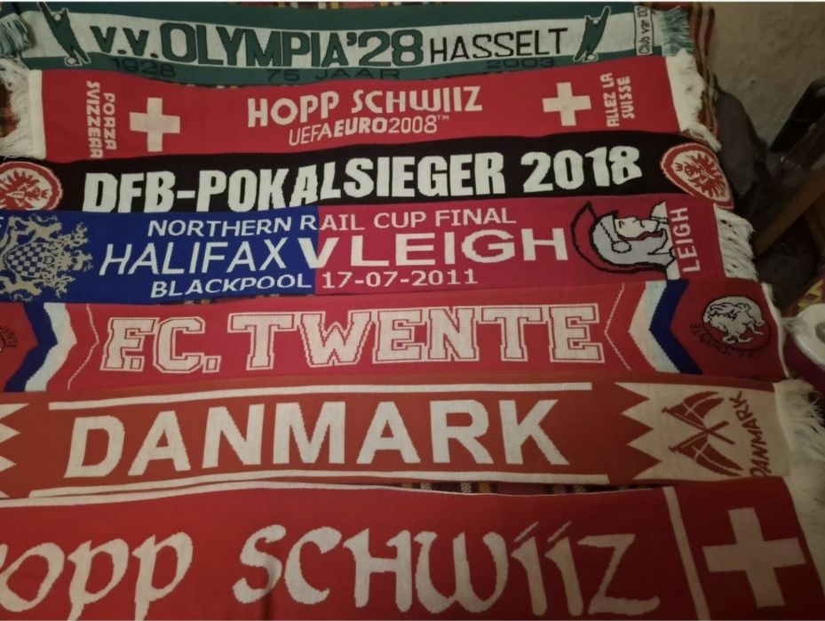 Продавам много футболни шалове