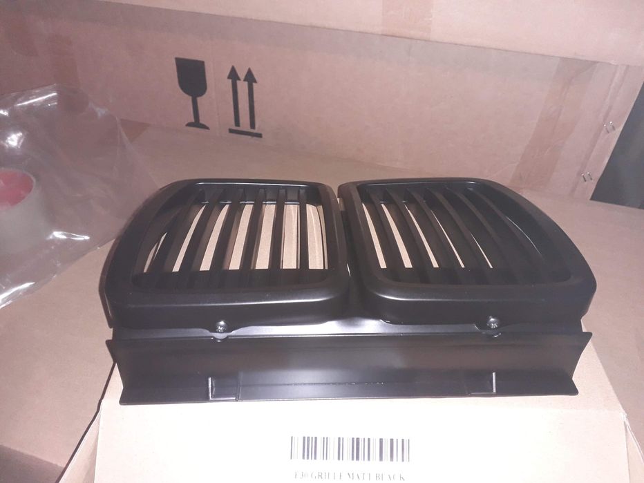 Grila sport BMW Seria 3 E30 2 + 4 uși pre-facelift Cabrio negru mat