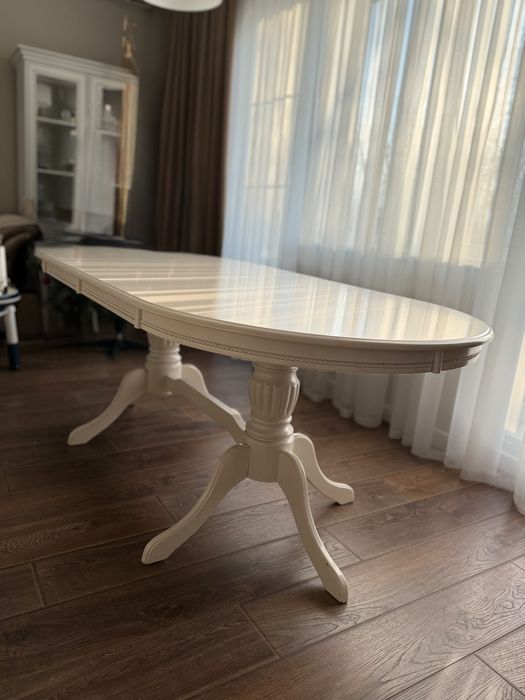 Белый стол со стульями