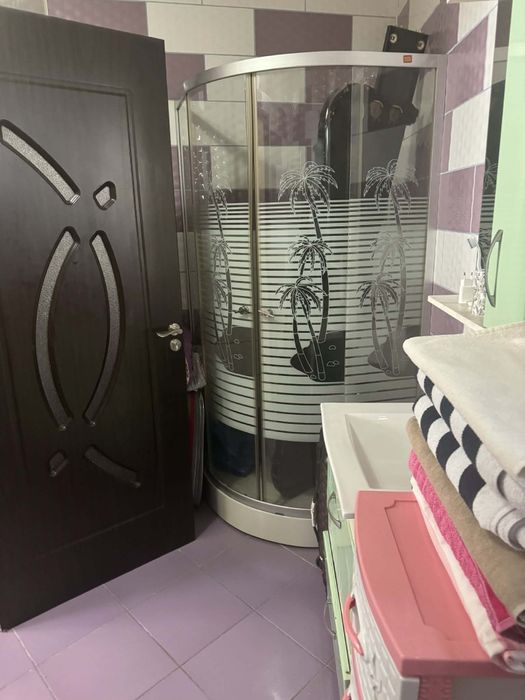 Casa la curte de vanzare