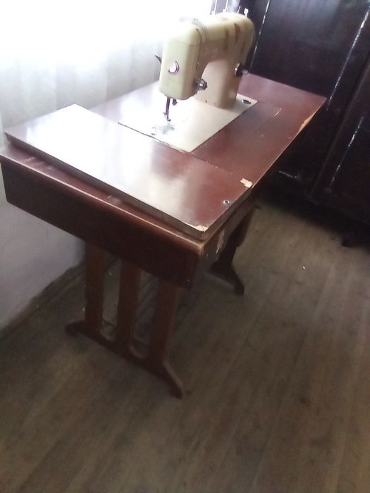 Vând mașină de cusut