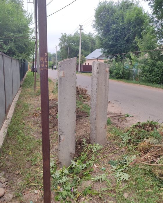 Столбы отдам даром .