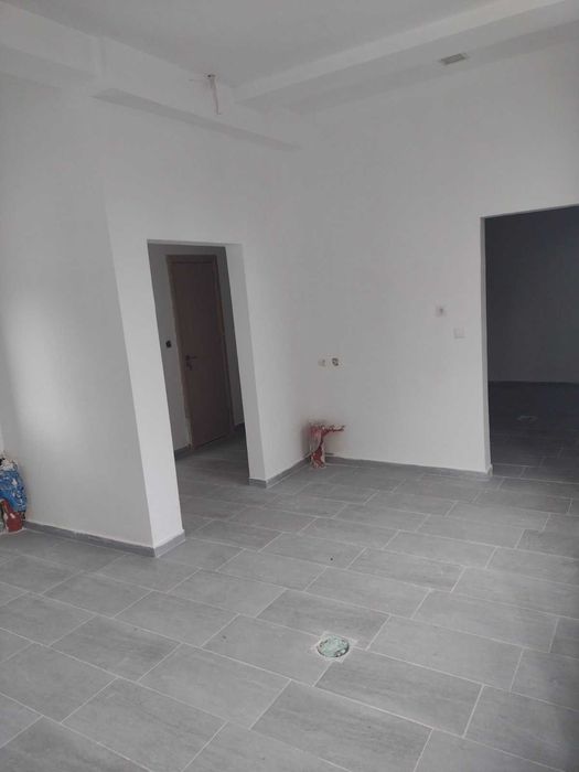 Дава се под наем Магазин в Бургас, Изгрев - 120 кв.м за 1250 € - Снимка #2