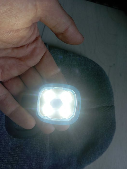 Топла зимна шапка с LED осветление  - топлина и светлина в едно!