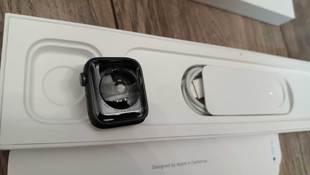 Apple Watch  SE  40mm            .