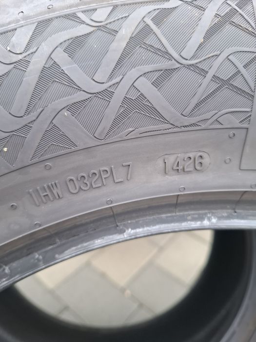 Vind 4 anvelope vara  Continental 215/65/17 dot 2026