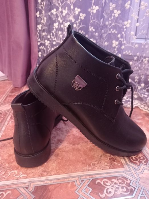 Продам осенние мужские ботинки