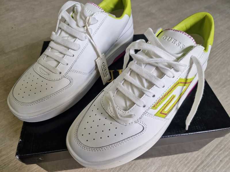 Adidasi  Guess .
