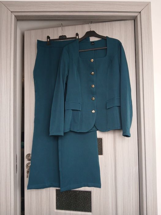 Vând costume de dama L