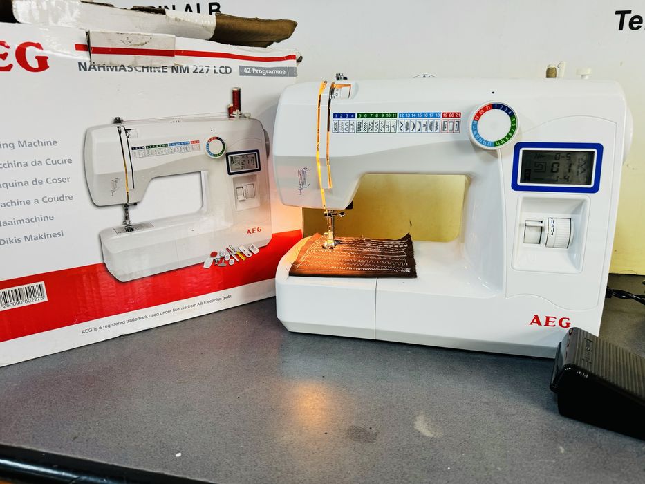 Masina de cusut AEG cu display si piese metalice interior